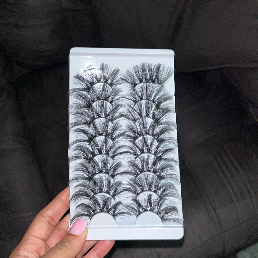 Whispy flar lashes